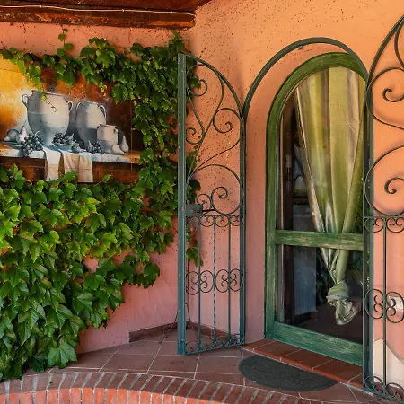 Guest House Villa Verde - Short Term Room Rentals Pensionat 4*