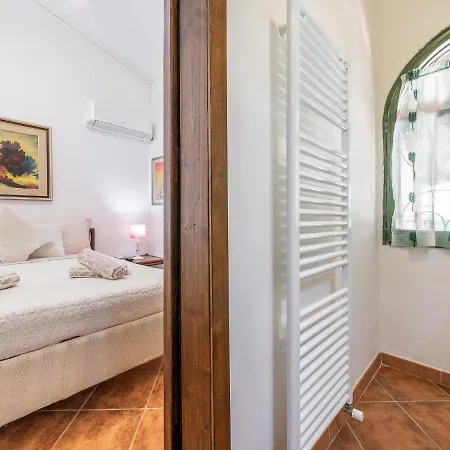 Guest House Villa Verde - Short Term Room Rentals Pensionat Torre delle Stelle